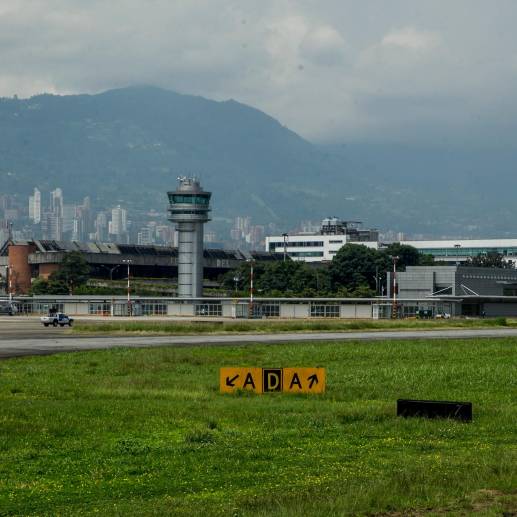 El aeropuerto Olaya Herrera presentó demoras en la operación por causa del clima. FOTO Julio César Hererra