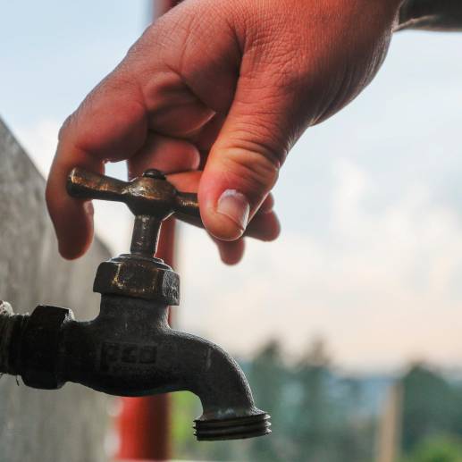 Desde EPM recomiendan hacer recolección de agua para afrontar estas suspensiones del servicio. FOTO: MANUEL SALDARRIAGA
