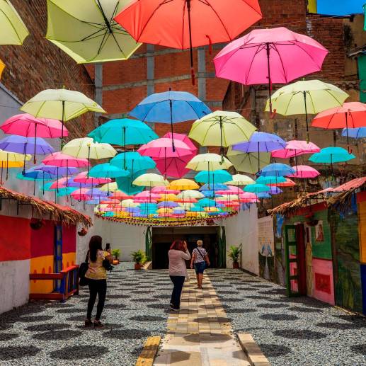 En Medellín, la calle Junín se convierte en un rincón mágico donde los artesanos muestran la diversidad de técnicas y materiales que dan vida a auténticas obras maestras, resaltando así la riqueza cultural y artística de Colombia. Foto: Camilo Suárez 