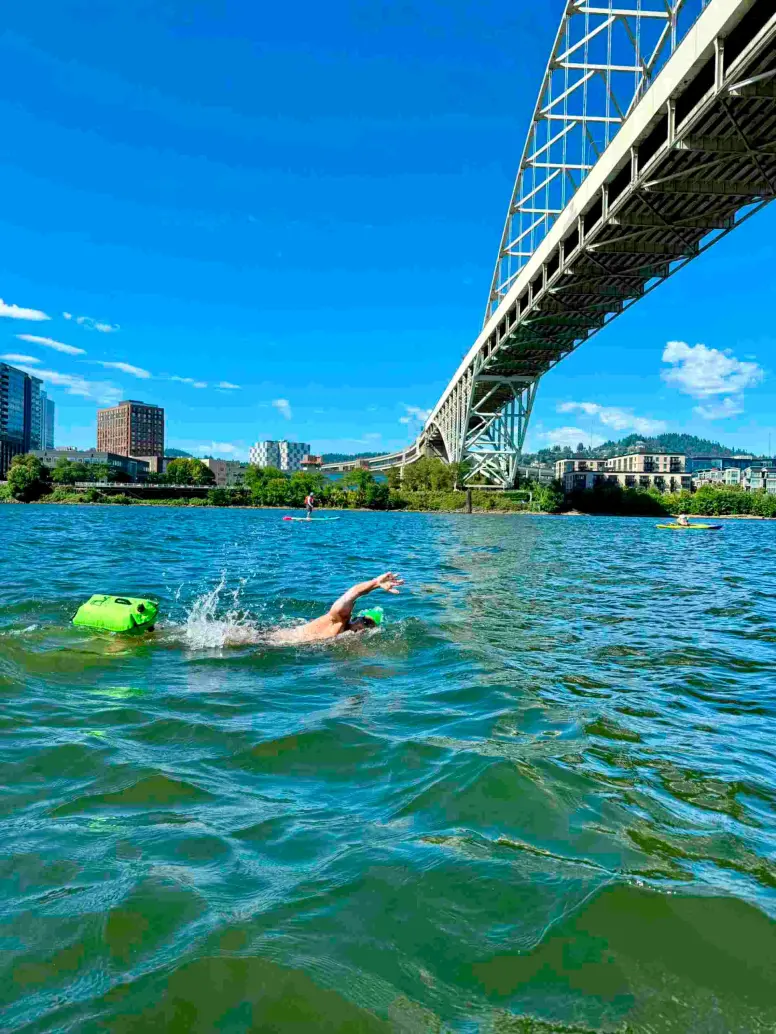 Este es uno de los momentos en la competencia de Jorge Iván Agudelo, quien pasa por uno de los 12 puentes que tenía el recorrido. FOTO CORTESÍA 