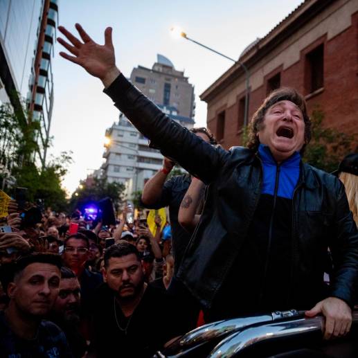 Con el 99,28% de las mesas escrutadas, Javier Milei ganó las presidenciales en Argentina con 14,4 millones de votos y derrotó al candidato del oficialismo, Sergio Massa, quien sumó 11,5 millones de votos. <b><span class="mln_uppercase_mln"> </span></b>FOTO<b><span class="mln_uppercase_mln"> GETTY</span></b>