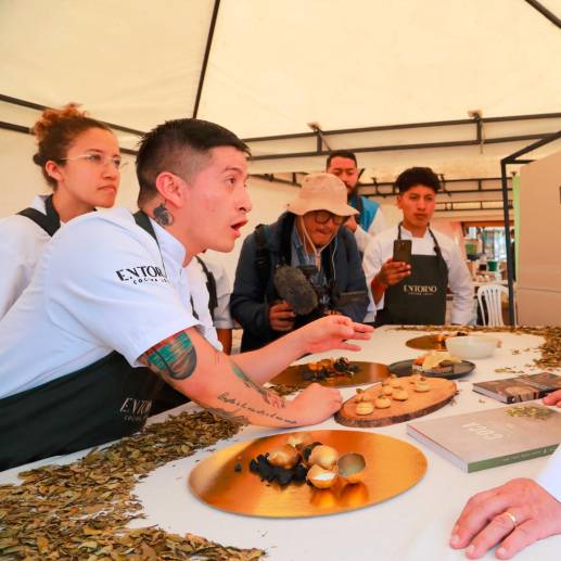 El presidente Gustavo Petro visitó una feria de pequeños emprendedores de hoja de coca y probó varios de sus productos durante la exposición de la nueva política de drogas. <b><span class="mln_uppercase_mln"> </span></b>FOTO<b><span class="mln_uppercase_mln"> cortesía</span></b>
