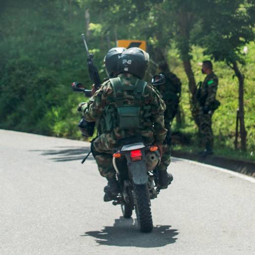 Miembros del Ejército patrullan en moto las carreteras que surcan el municipio de Ituango. FOTO<b><span class="mln_uppercase_mln"> Julio César Herrera</span></b>