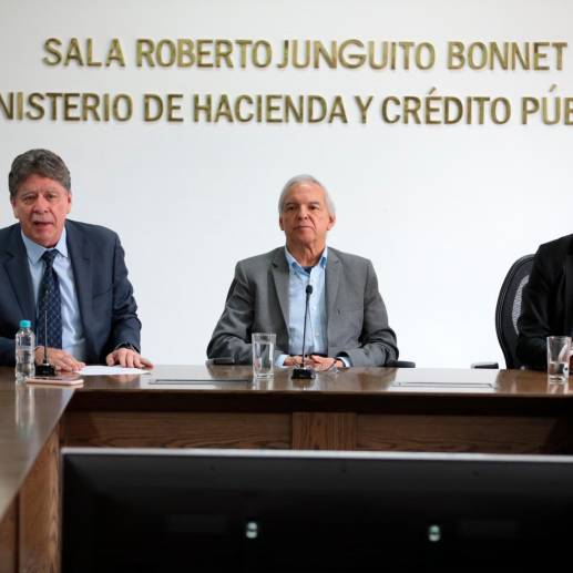 El presidente de la Andi, Bruce Mac Master (izquierda); el ministro de Hacienda, Ricardo Bonilla (centro); y el presidente de Asobancaria, Jonathan Malagón. FOTO: MINHACIENDA.