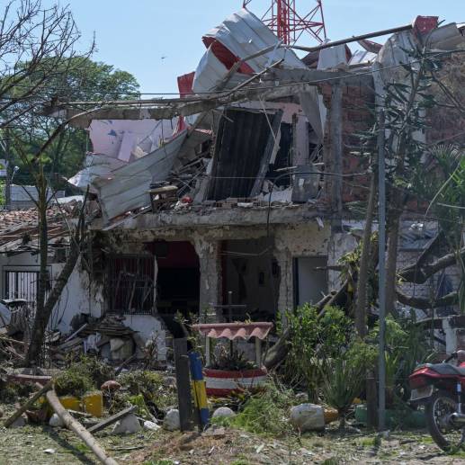 El carro estaba cargado con 150 kilos de explosivos y según información de la Policía, aparecía como un vehículo robado.<span class="mln_uppercase_mln"> FOTO</span> <b><span class="mln_uppercase_mln">cortesía el tiempo</span></b>