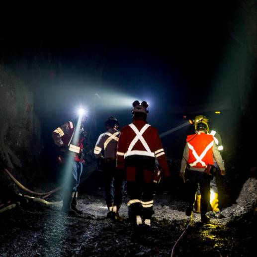 Dentro de los socavones de la Zijin Continental Gold se presentan constantes confrontaciones entre empleados de la multinacional y mineros informales. FOTO: JULIO CÉSAR HERRERA
