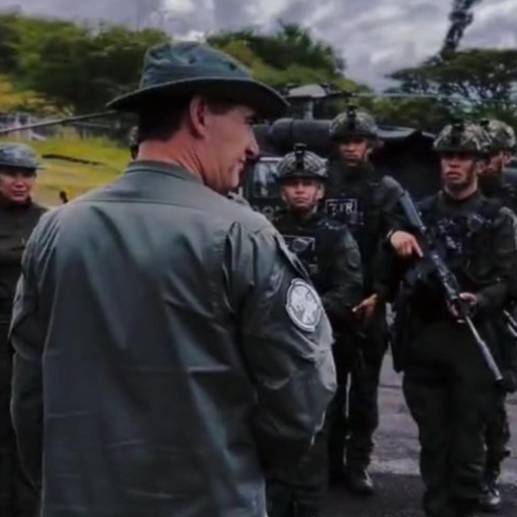 Con 200 uniformados, la Policía nacional comenzó con el operativo que combatirá el crimen organizado en el municipio de Tuluá, Valle del Cauca. FOTO: Captura video Twitter @DirectorPolicia