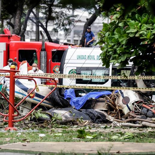 El accidente de la avioneta se presentó a las 7:15 de la mañana de este martes. La aeronave realizaba un vuelo de instrucción cuando se precipitó sobre un parque en el barrio Jorge Isaacs, de Cali. <b><span class="mln_uppercase_mln"> </span></b>FOTO<b><span class="mln_uppercase_mln"> afp</span></b>