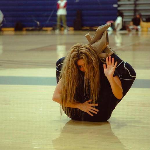 Shakira sorprendió a sus seguidores con unas impresionantes contorsiones durante sus ensayos para su presentación en los MTV VMAs. FOTO: Tomada de Instagram @shakira