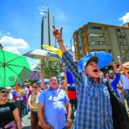 Según cifras de la Policía Nacional, 20 mil personas salieron a manifestarse en todo el país. En Medellín solo fueron 1.500 personas. FOTO Esneyder Gutiérrez