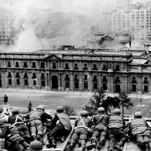 Tropas del Ejército en la azotea del Palacio de La Moneda en Santiago el 11 de septiembre de 1973, durante el golpe militar liderado por el general Augusto Pinochet para derrocar al presidente Salvador Allende.<b><span class="mln_uppercase_mln"> </span></b>FOTO<b><span class="mln_uppercase_mln"> AFP</span></b>