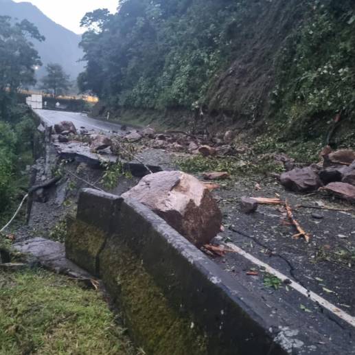 Este jueves 14 de septiembre amaneció nuevamente cerrada la vía al Llano debido a una caída de material rocoso grande. FOTO: Twitter @CoviandinaSAS