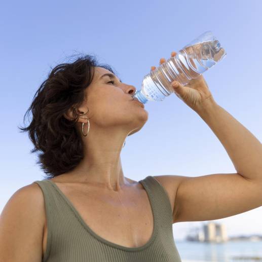 La recomendación de ingesta de agua es de 3,7 litros de agua en hombres y 2,7 litros en mujeres, según la Organización Mundial de la Salud (OMS). Foto: Freepik