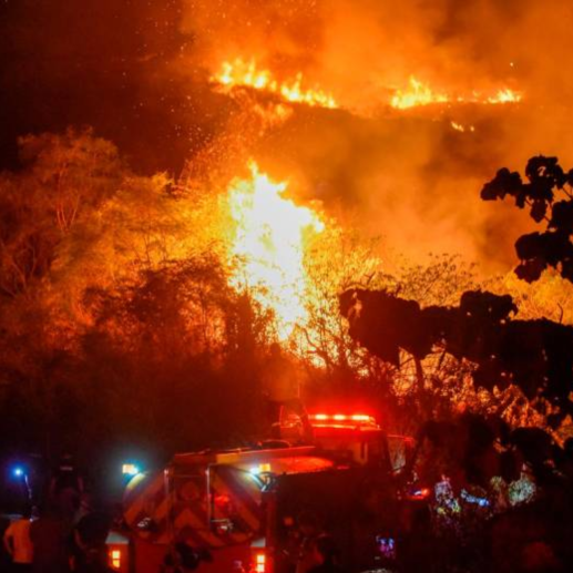 Los organismos de socorro siguen trabajando para apagar los incendios en diferentes partes del país.