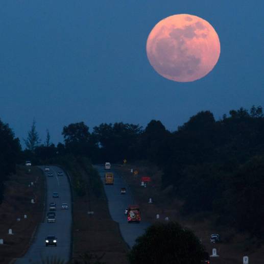 La Luna de Cosecha será la última superluna de este año, luego de haber observado también la Luna de Esturión y la Superluna Azul el mes pasado. FOTO: AFP