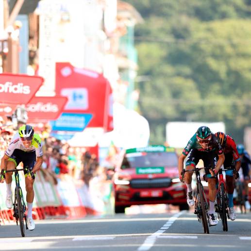 Rui Costa se impuso en los últimos metros al esprint al alemán Lennard Kämna (Bora) y al colombiano Santiago Buitrago (Bahrain). FOTO X @IntermarcheCW