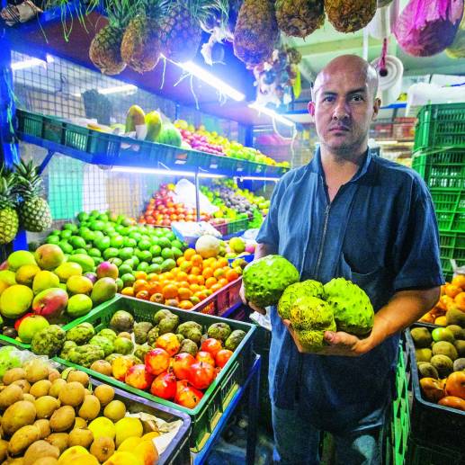 Desde hace más de 20 años, Vivian Leandro vende frutas en La Mayorista. Su local es famoso porque vende frutas exóticas. FOTO Carlos Velásquez