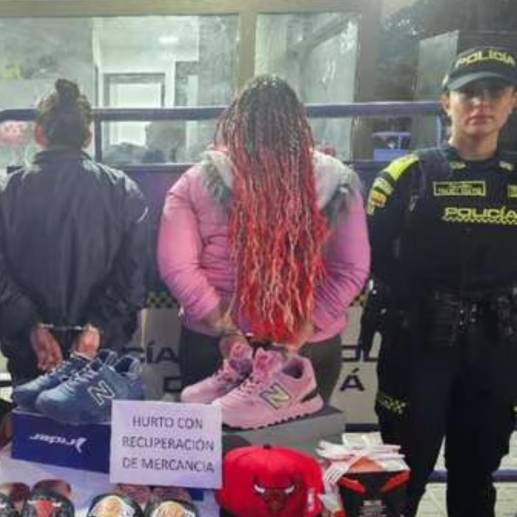 Con un comportamiento fuera de lo común, este hombre, junto con las mujeres, compró toda clase de artículos en tienda al norte de Bogotá. FOTO: Policía Metropolitana de Bogotá