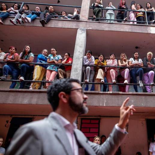 El viceministro de Justicia Camilo Umaña les explicó a las reclusas del Buen Pastor en Bogotá, como funciona la Ley de Utilidad Pública, de la que podría beneficiarse Yohana. Foto Colprensa