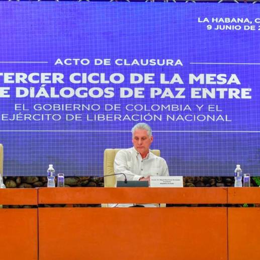 En la imagen la senadora y negociadora María José Pizarro, el canciller Álvaro Leyva, el presidente Gustavo Petro y el director del Dapre, Carlos Ramón González, desde Cuba. FOTO CORTESÍA