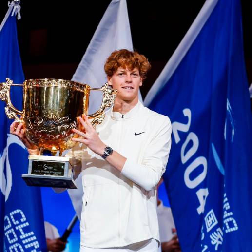 Jack Sinner levantó el trofeo del torneo de Pekín. FOTO X @janniksin