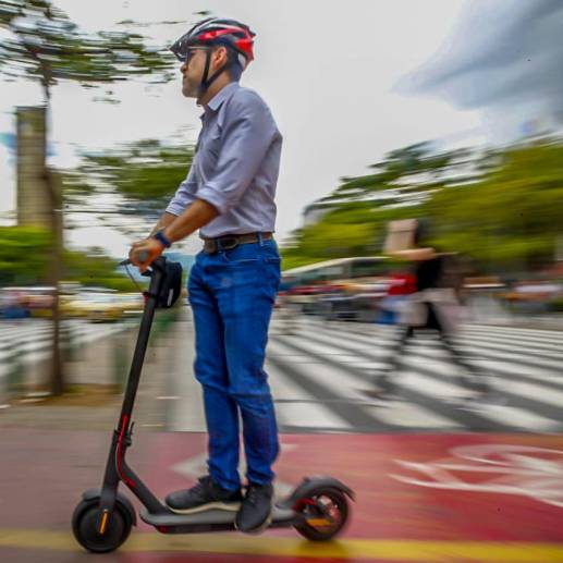 Las patinetas eléctricas se volvieron en una opción de movilidad para las personas que no quieren usar el transporte público. <b><span class="mln_uppercase_mln"> </span></b>FOTO<b><span class="mln_uppercase_mln"> Camilo Suárez</span></b>