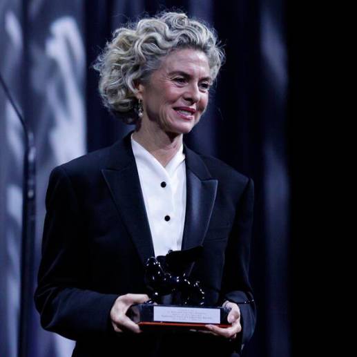 El momento en el que la actriz colombiana Margarita Rosa de Francisco recibió el premio por su actuación en la filme El Paraíso. Foto: @la_Biennale
