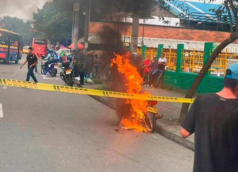 En inmediaciones a la Plaza Minorista un joven incendió su moto porque iba a ser sancionado por el tránsito. FOTO cortesía
