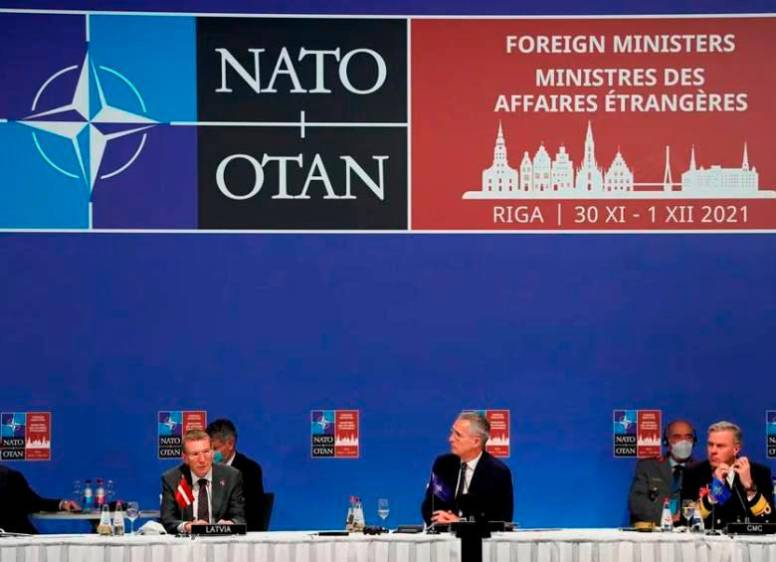 El diplomático finlandés Klaus Korhonen y el sueco Axel Wernhoff entregaron al secretario general de la Alianza, Jens Stoltenberg, las solicitudes de sus países para entrar en la OTAN. El secretario calificó de “paso histórico” las peticiones. FOTO EFE