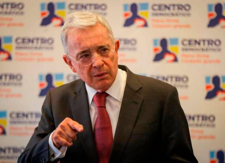 Álvaro Uribe ha mantenido una posición crítica en ciertos aspectos frente al Gobierno de Gustavo Petro. FOTO: COLPRENSA