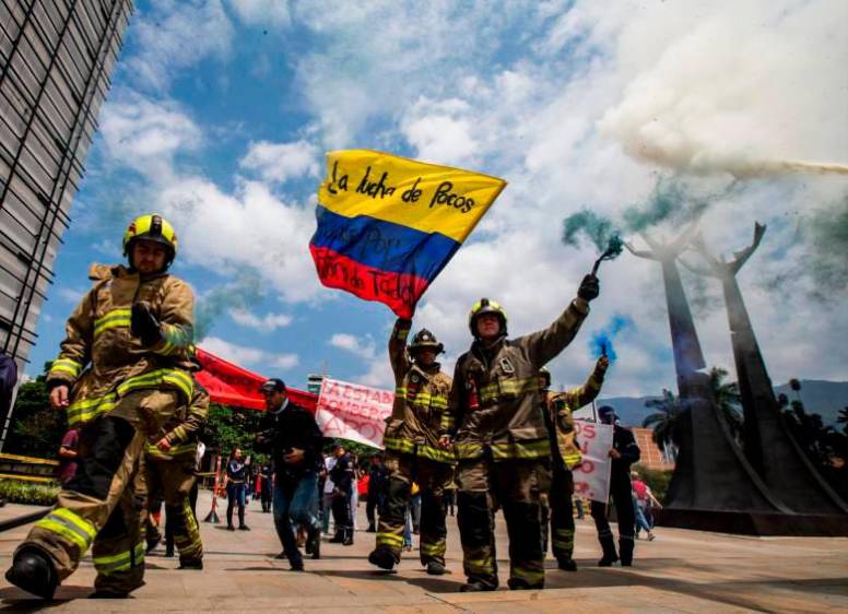Los bombero han protestado para reclamar que el concurso por el que se busca a nuevos miembros sea replanteado. FOTO Julio César Herrera