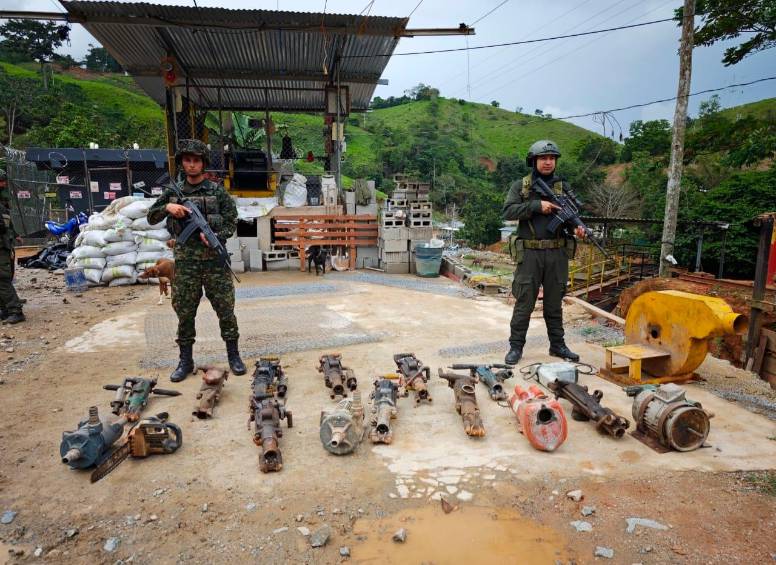 Video | Destruyen y decomisan maquinaria, oro y mercurio de minería ilegal en 7 municipios de Antioquia