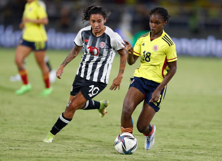 La colombiana Linda Caicedo, la mejor jugadora de la pasada Copa América Femenina, marcó uno de los dos goles con los que Colombia venció a Costa Rica en el Pascual Guerrero. FOTO: EFE