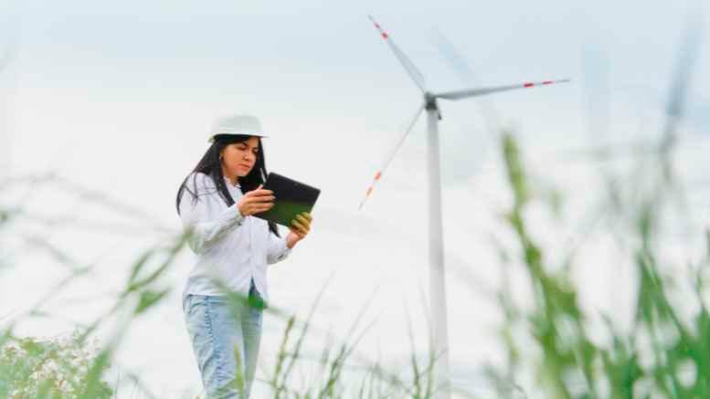 Empresas en el país buscan profesionales para roles que van desde la instalación de paneles solares hasta la creación de políticas de sostenibilidad. FOTO: GETTY
