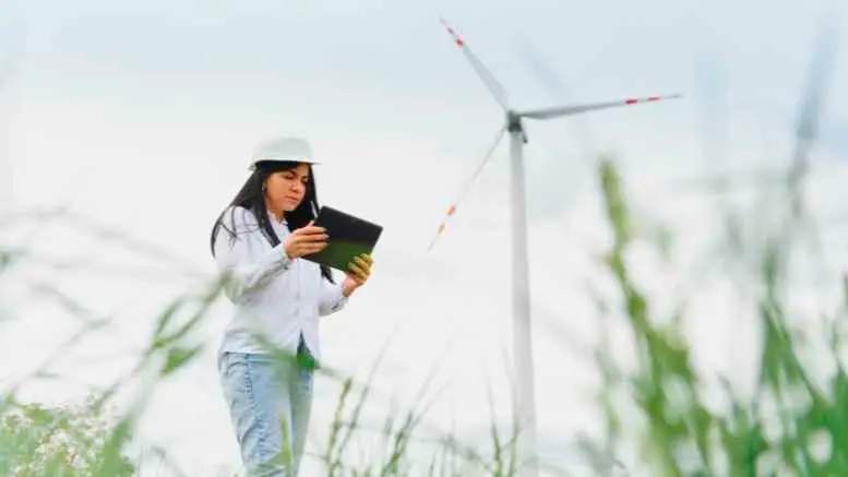 Empresas en el país buscan profesionales para roles que van desde la instalación de paneles solares hasta la creación de políticas de sostenibilidad. FOTO: GETTY
