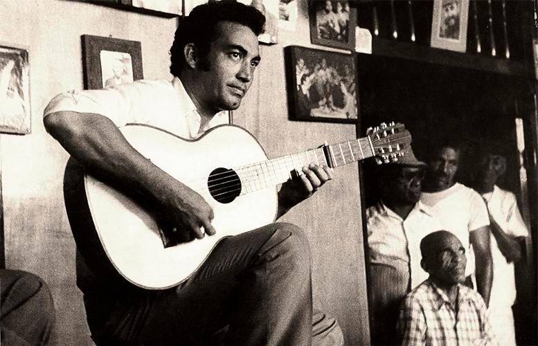 Eliades Ochoa en su juventud tocando la guitarra en su Cuba natal. FOTO Cortesía