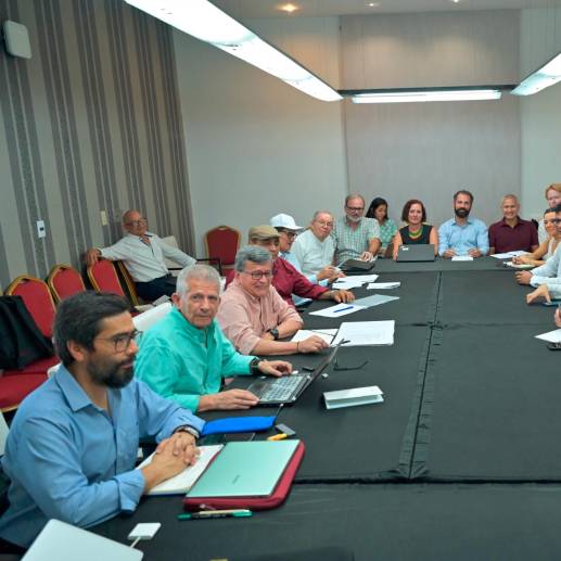 Esta es la imagen más reciente de la mesa de negociación en Cuba. A la izquierda se ve el integrante del ELN, Aureliano Carbonell; a la derecha, al jefe de la delegación del Gobierno, Otty Patiño. <b><span class="mln_uppercase_mln"> </span></b>FOTO<b><span class="mln_uppercase_mln"> cortesía</span></b>