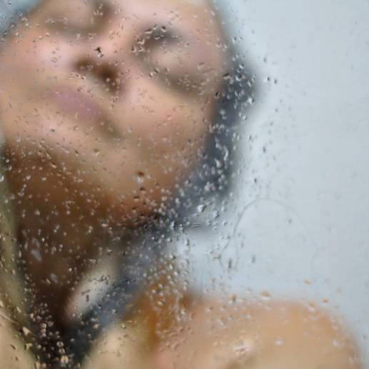 Una ducha fría puede ayudarlo a superar la ansiedad y le podría dar más energía. FOTO: Pixabay