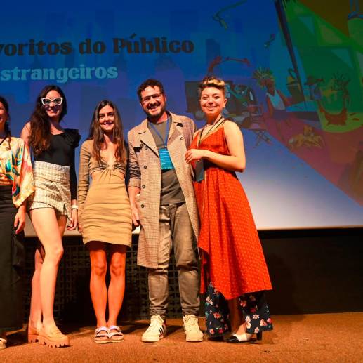 Parte del equipo realizador de A menos que bailemos recibiendo el Premio del Jurado en la edición 34 del Festival de Cortometrajes de São Paulo. Foto: Colprensa. 