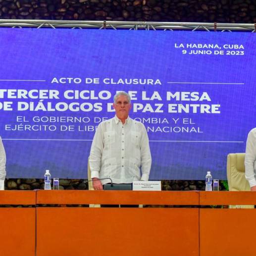El presidente Gustavo Petro y alias Antonio García firmaron este viernes el acuerdo de cese al fuego en Cuba. FOTO: CORTESÍA PRESIDENCIA