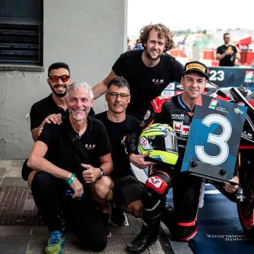 El pilto Pilippo Momesso (con el caso en la mano en la foto), tenía 24 años y no tenía enfermedades de base. FOTO: TOMADA DEL INSTAGRAM DE @filippomomesso31