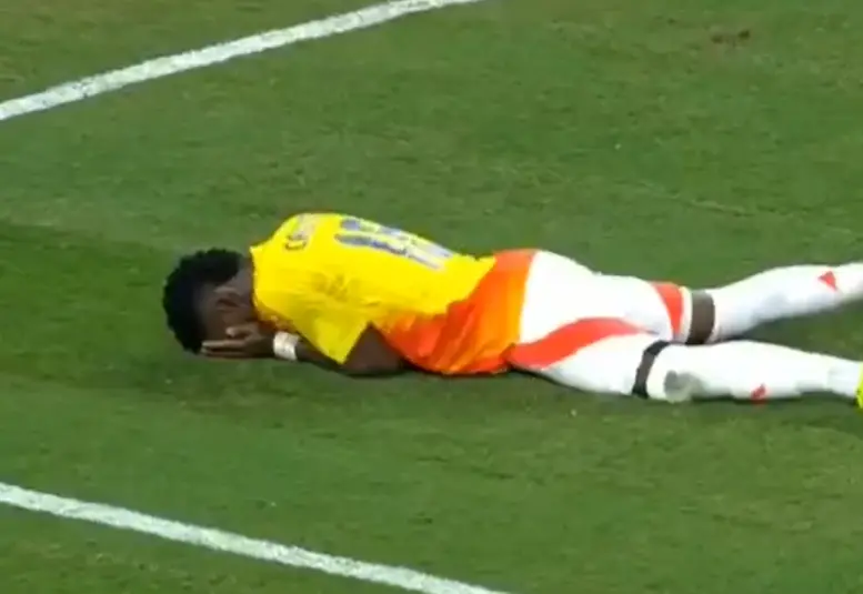 Johan Carbonero (izq.) celebrando su primera anotación con la Selección de mayores al lado de Johan Mojica. FOTO: captura de video transmisión oficial