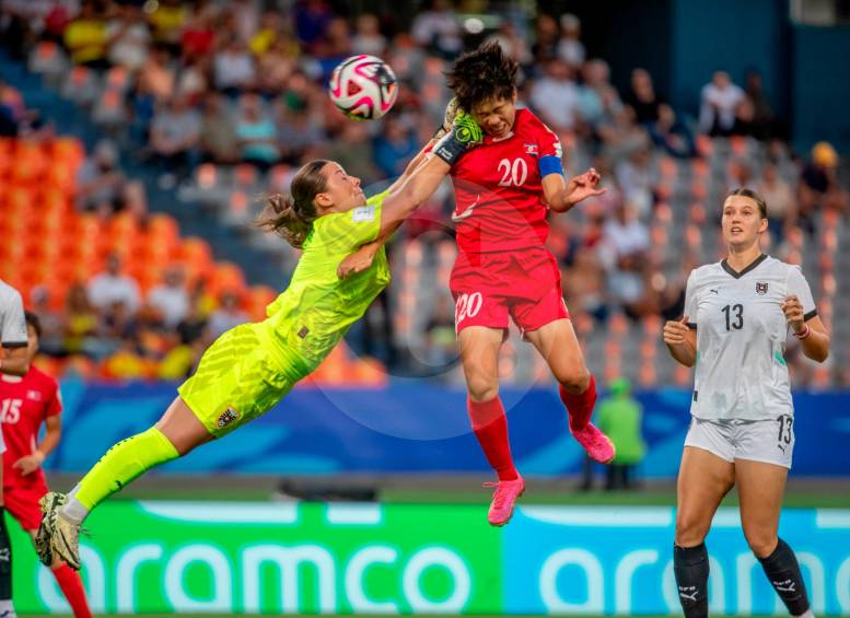 Corea del Norte, con uniforme rojo, venció 5-2 a Austria y avanzó a los cuartos de final del Mundial Sub 20.FOTO JUAN ANTONIO SÁNCHEZ 