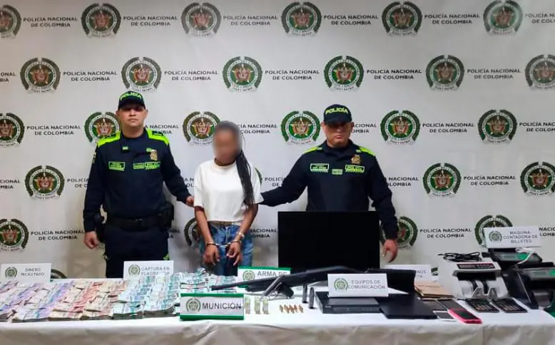 En el allanamiento fue capturda una mujer de 24 años; decomisaron armas y dinero en efectivo. FOTO: POLICÍA