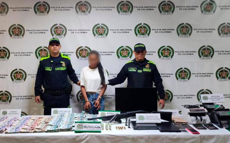 En el allanamiento fue capturda una mujer de 24 años; decomisaron armas y dinero en efectivo. FOTO: POLICÍA