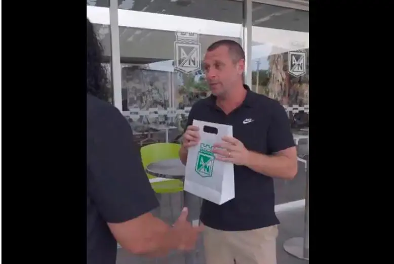 Este es uno de los aspectos de la visita de Antonio Cassano a la sede de Atlético Nacional. PANTALLAZO