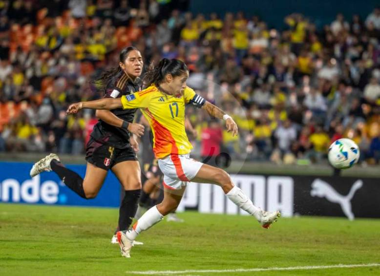 La defensora Carolina Arias, quien también es una de las capitanas de la Selección Colombia, sería una de las novedades que tendría el técnico Ángelo Marsiglia en la titular para el duelo ante Chile, en el Pascual Guerrero. FOTO JUAN ANTONIO SÁNCHEZ 