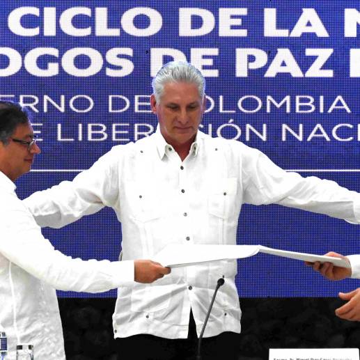 De izquierda a derecha: Gustavo Petro, presidente de Colombia; Miguel Díaz Canel, presidente de Cuba; y Eliécer Chamorro (“Antonio García”), comandante del ELN.<span class="mln_uppercase_mln"> </span><span class="mln_uppercase_mln">FOTO</span> <b><span class="mln_uppercase_mln">afp</span></b>