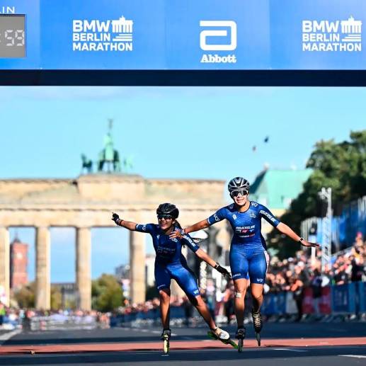 Este es el momento en el que las bogotanas Gabriela Rueda y Karol García cruzan la meta en la Maratón de Berlín. FOTO<b><span class="mln_uppercase_mln"> cortesía fedepatÍn </span></b>
