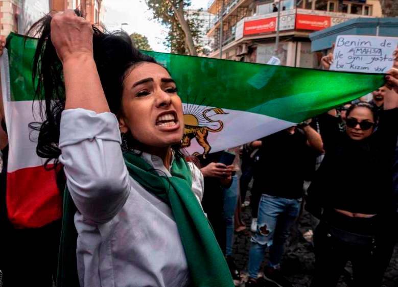 Las protestas de mujeres han aumentado en ese país desde la muerte de Mahsa Amini, atacada porque no llevaba bien puesto el velo islámico. FOTO EFE